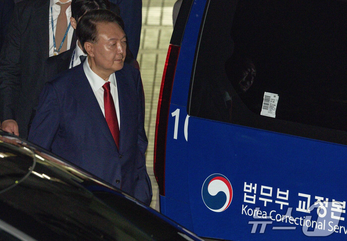 본문 이미지 - 12·3 비상계엄과 관련해 특검 수사를 받는 윤석열 전 대통령이 지난달  9일 밤 서울중앙지법에서 두 번째 구속 전 피의자심문&#40;영장실질심사&#41;을 마친 뒤 대기장소인 서울구치소로 이동하고 있다. 2025.7.9/뉴스1 ⓒ News1 사진공동취재단