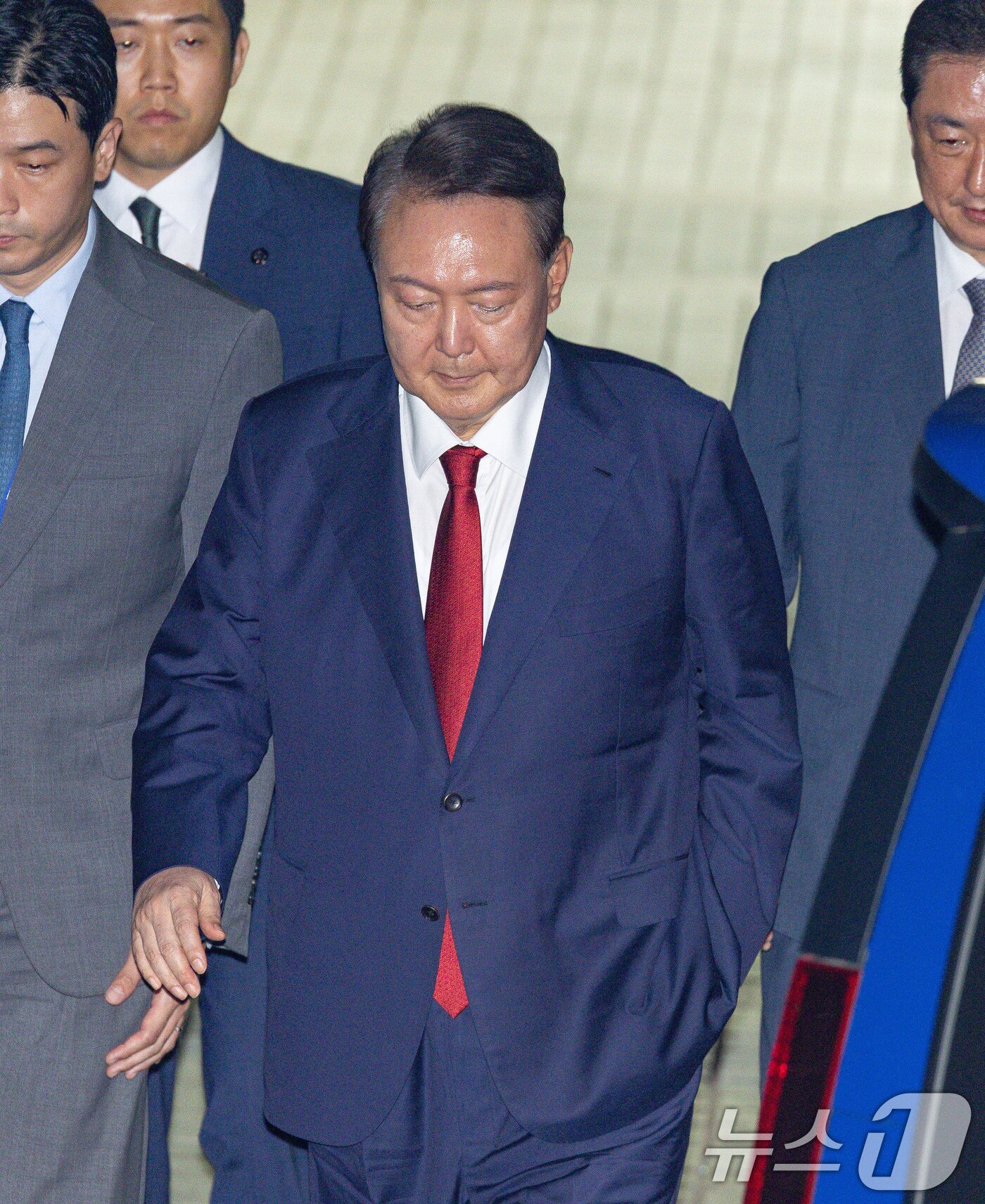 본문 이미지 - 12·3 비상계엄과 관련해 특검 수사를 받는 윤석열 전 대통령이 9일 밤 서울중앙지법에서 두 번째 구속 전 피의자심문&#40;영장실질심사&#41;을 마친 뒤 대기장소인 서울구치소로 이동하고 있다. 2025.7.9/뉴스1 ⓒ News1 사진공동취재단