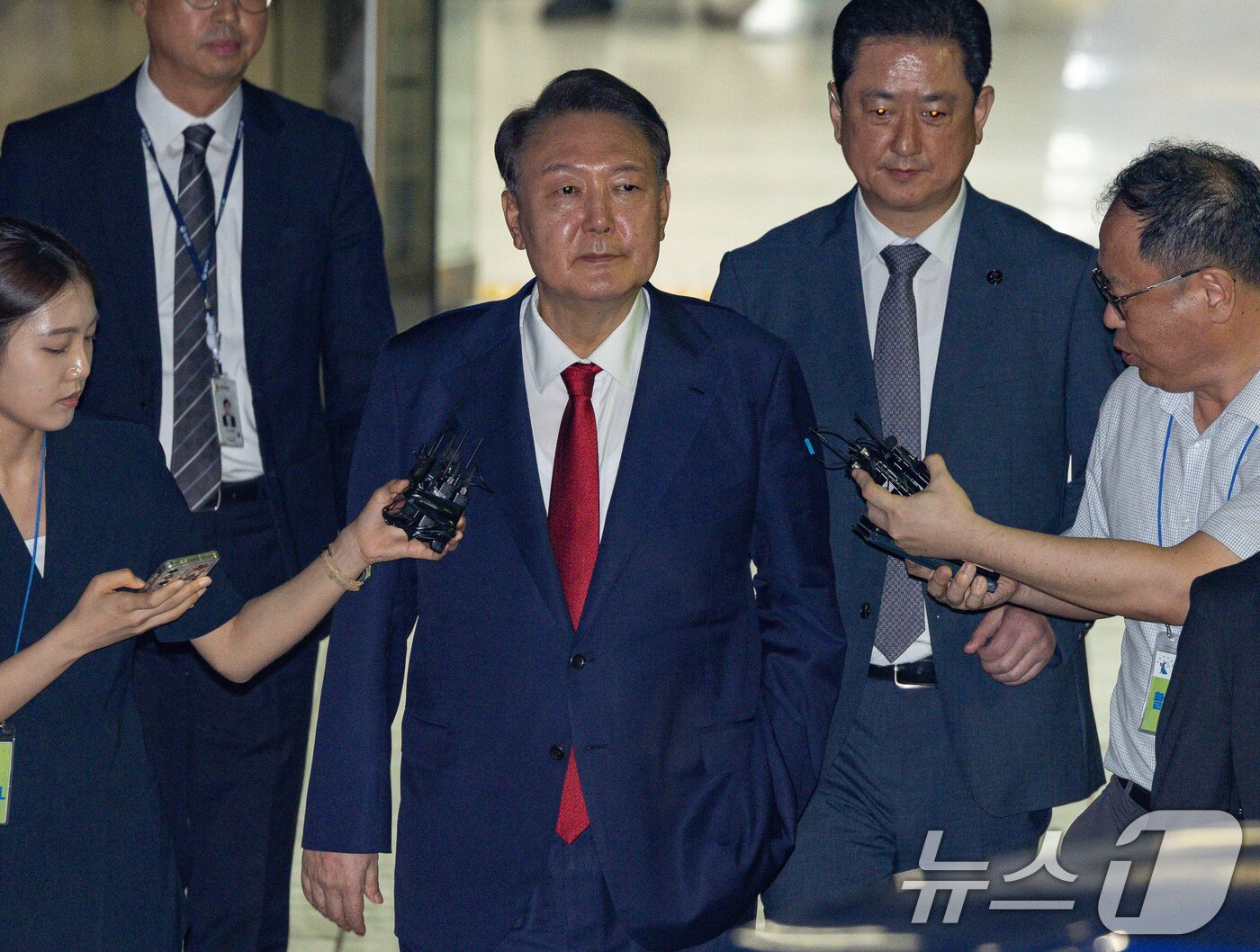 본문 이미지 - 윤석열 전 대통령이 9일 밤 서울중앙지법에서 두 번째 구속 전 피의자심문&#40;영장실질심사&#41;을 마친 뒤 대기장소인 서울구치소로 이동하고 있다. 2025.7.9/뉴스1 ⓒ News1 사진공동취재단