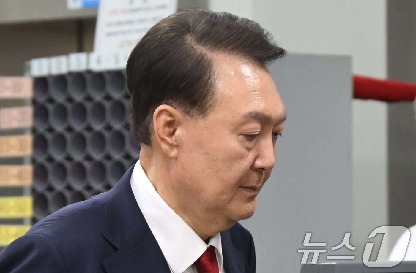 본문 이미지 - 12·3 비상계엄과 관련해 특검 수사를 받는 윤석열 전 대통령이 9일 밤 서울중앙지법에서 두 번째 구속 전 피의자심문&#40;영장실질심사&#41;을 마친 뒤 대기장소인 서울구치소로 이동하고 있다. 2025.7.9/뉴스1 ⓒ News1 사진공동취재단