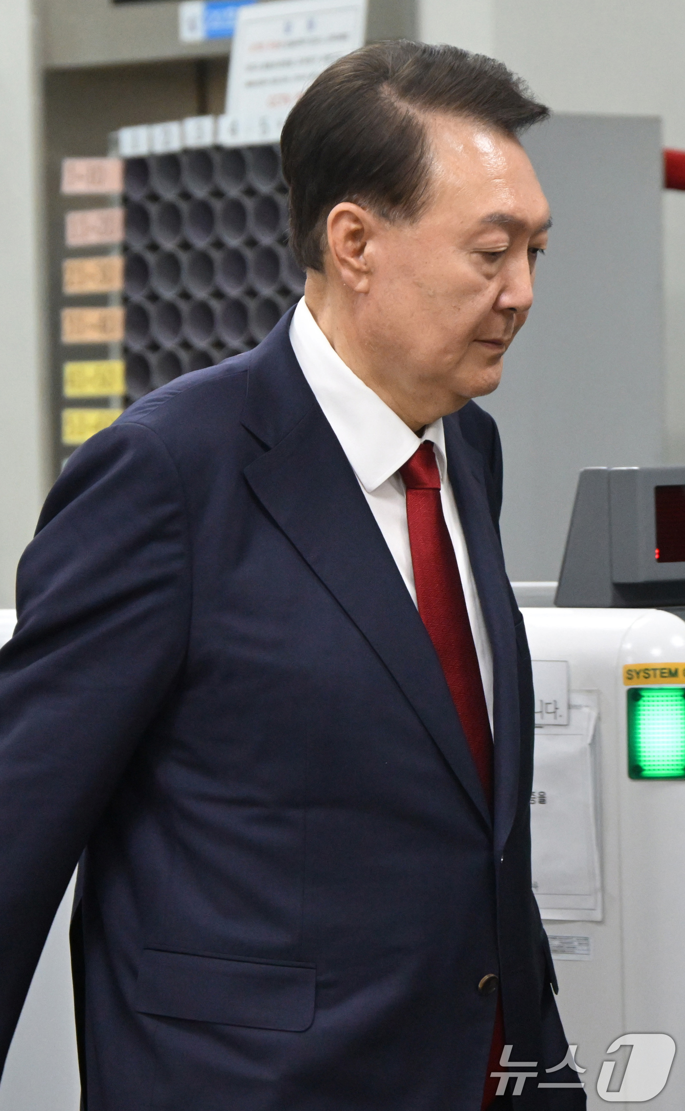 (서울=뉴스1) 사진공동취재단 = 12·3 비상계엄과 관련해 특검 수사를 받는 윤석열 전 대통령이 9일 밤 서울중앙지법에서 두 번째 구속 전 피의자심문(영장실질심사)을 마친 뒤 대 …