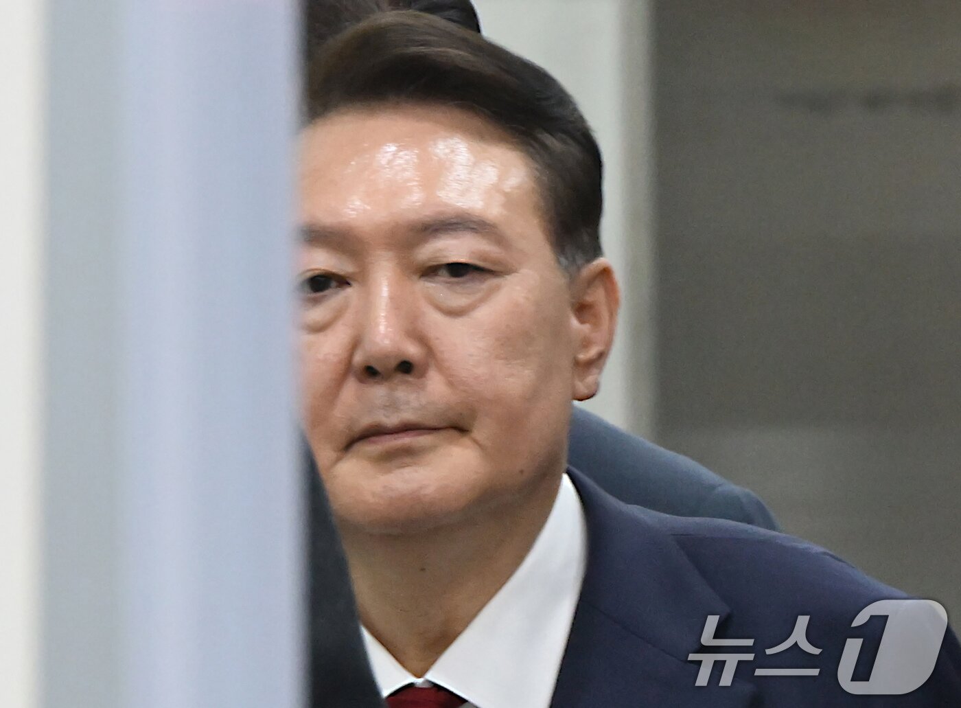 본문 이미지 - 12·3 비상계엄과 관련해 특검 수사를 받는 윤석열 전 대통령이  지난달 9일 밤 서울중앙지법에서 두 번째 구속 전 피의자심문&#40;영장실질심사&#41;을 마친 뒤 대기장소인 서울구치소로 이동하고 있다. 2025.7.9/뉴스1 ⓒ News1 사진공동취재단