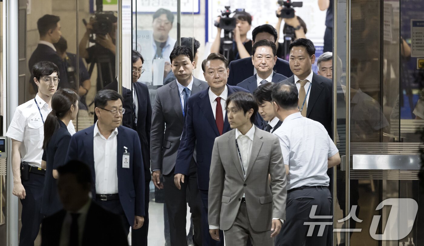 본문 이미지 - 12·3 비상계엄과 관련해 특검 수사를 받는 윤석열 전 대통령이 9일 밤 서울중앙지법에서 두 번째 구속 전 피의자심문(영장실질심사)을 마친 뒤 대기장소인 서울구치소로 이동하고 있다. 2025.7.9 ⓒ 뉴스1 사진공동취재단