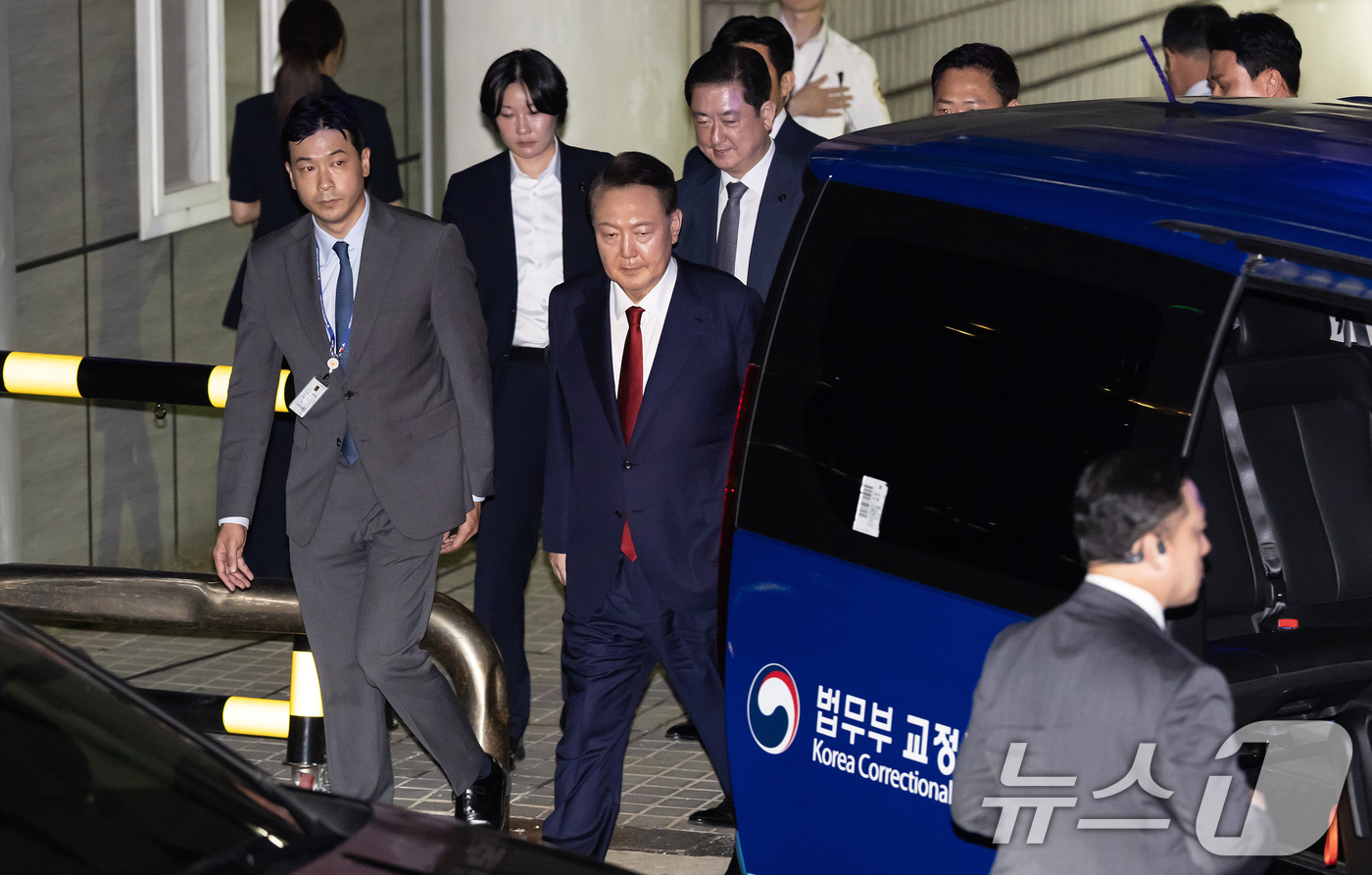 (서울=뉴스1) 사진공동취재단 = 12·3 비상계엄과 관련해 특검 수사를 받는 윤석열 전 대통령이 9일 밤 서울중앙지법에서 두 번째 구속 전 피의자심문(영장실질심사)을 마친 뒤 대 …