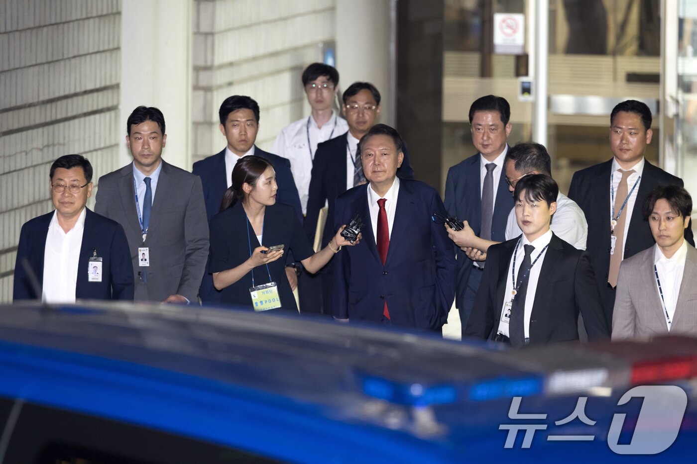 본문 이미지 - 12·3 비상계엄과 관련해 특검 수사를 받는 윤석열 전 대통령이 9일 밤 서울중앙지법에서 두 번째 구속 전 피의자심문&#40;영장실질심사&#41;을 마친 뒤 대기장소인 서울구치소로 이동하고 있다. 2025.7.9/뉴스1 ⓒ News1 사진공동취재단