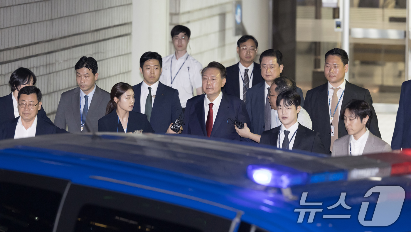 (서울=뉴스1) 사진공동취재단 = 12·3 비상계엄과 관련해 특검 수사를 받는 윤석열 전 대통령이 9일 밤 서울중앙지법에서 두 번째 구속 전 피의자심문(영장실질심사)을 마친 뒤 대 …