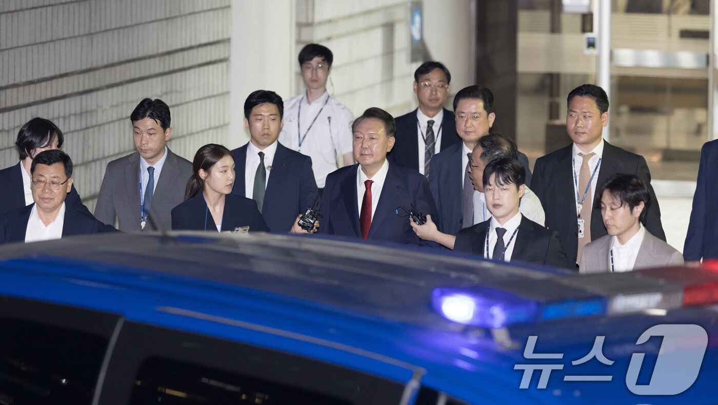 본문 이미지 - 12·3 비상계엄과 관련해 특검 수사를 받는 윤석열 전 대통령이 지난달 9일 밤 서울중앙지법에서 두 번째 구속 전 피의자심문&#40;영장실질심사&#41;을 마친 뒤 대기장소인 서울구치소로 이동하고 있다./뉴스1 ⓒ News1 사진공동취재단
