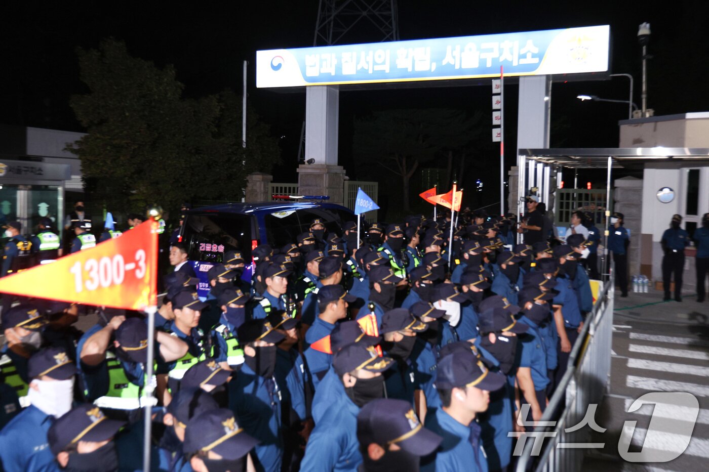 본문 이미지 - 12·3 비상계엄과 관련해 특검의 수사를 받는 윤석열 전 대통령이 두 번째 구속 전 피의자심문&#40;영장실질심사&#41;를 마친 후 호송차를 타고 대기 장소인 경기 의왕시 서울구치소로 향하고 있다. 2025.7.9./뉴스1 2025.7.9/뉴스1 ⓒ News1 신웅수 기자