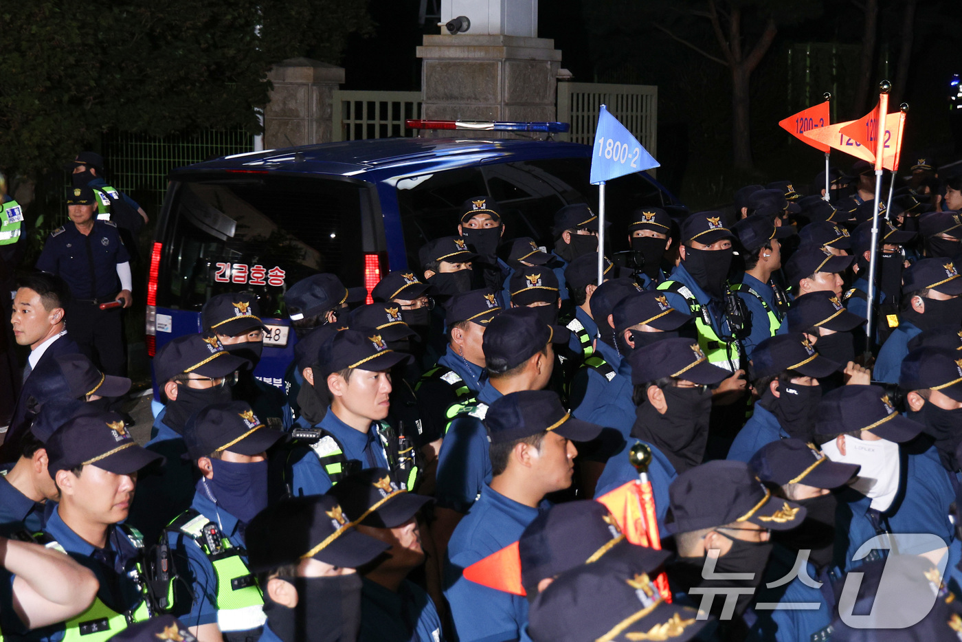 (서울=뉴스1) 신웅수 기자 = 12·3 비상계엄과 관련해 특검의 수사를 받는 윤석열 전 대통령이 두 번째 구속 전 피의자심문(영장실질심사)를 마친 후 호송차를 타고 대기 장소인 …