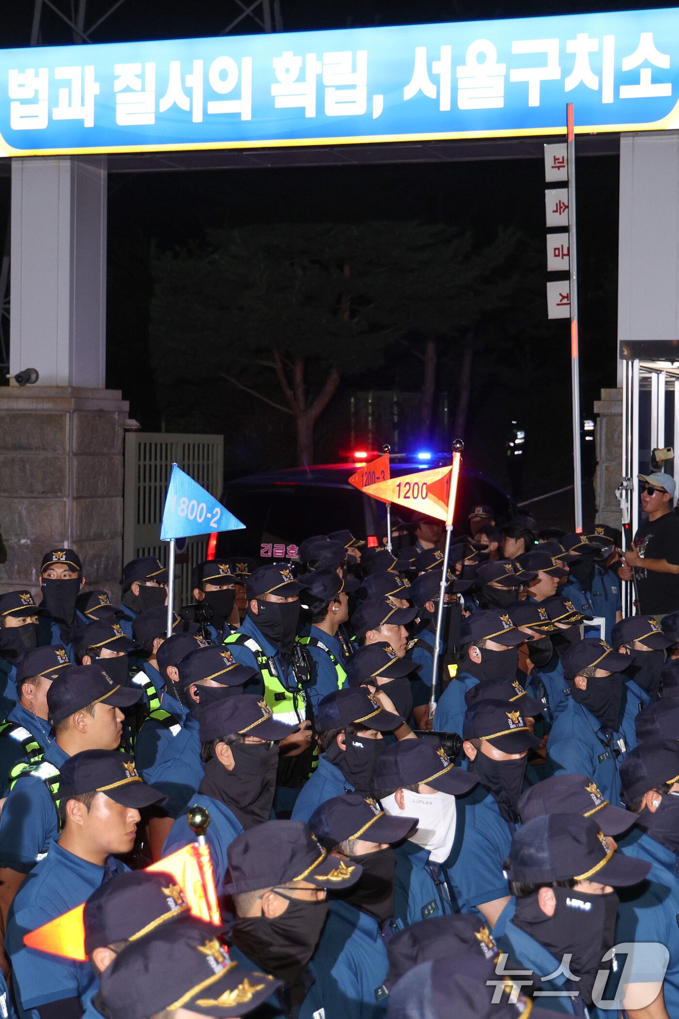 본문 이미지 - 12·3 비상계엄과 관련해 특검의 수사를 받는 윤석열 전 대통령이 두 번째 구속 전 피의자심문&#40;영장실질심사&#41;를 마친 후 호송차를 타고 대기 장소인 경기 의왕시 서울구치소로 향하고 있다. 2025.7.9./뉴스1 2025.7.9/뉴스1 ⓒ News1 신웅수 기자
