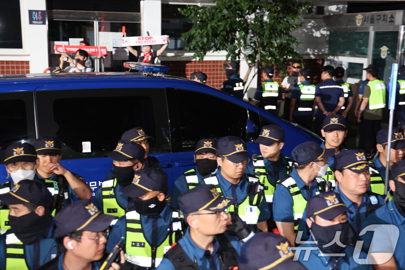 본문 이미지 - 12·3 비상계엄과 관련해 특검의 수사를 받는 윤석열 전 대통령이 두 번째 구속 전 피의자심문&#40;영장실질심사&#41;를 마친 후 호송차를 타고 대기 장소인 경기 의왕시 서울구치소로 향하고 있다. 2025.7.9./뉴스1 2025.7.9/뉴스1 ⓒ News1 신웅수 기자