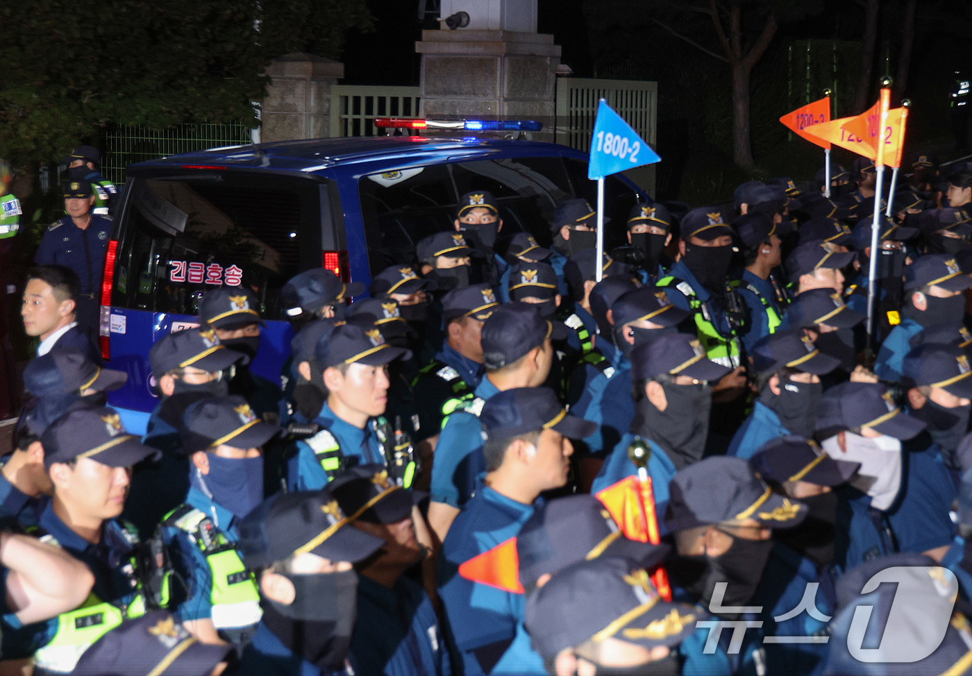 (서울=뉴스1) 신웅수 기자 = 12·3 비상계엄과 관련해 특검의 수사를 받는 윤석열 전 대통령이 두 번째 구속 전 피의자심문(영장실질심사)를 마친 후 호송차를 타고 대기 장소인 …