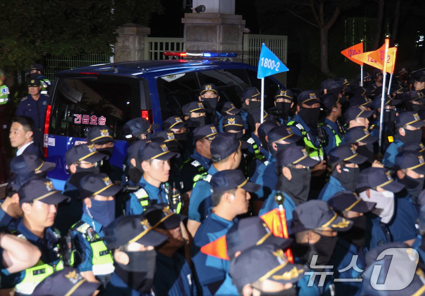 본문 이미지 - 12·3 비상계엄과 관련해 특검의 수사를 받는 윤석열 전 대통령이 두 번째 구속 전 피의자심문&#40;영장실질심사&#41;를 마친 후 호송차를 타고 대기 장소인 경기 의왕시 서울구치소로 향하고 있다. 2025.7.9./뉴스1 2025.7.9/뉴스1 ⓒ News1 신웅수 기자
