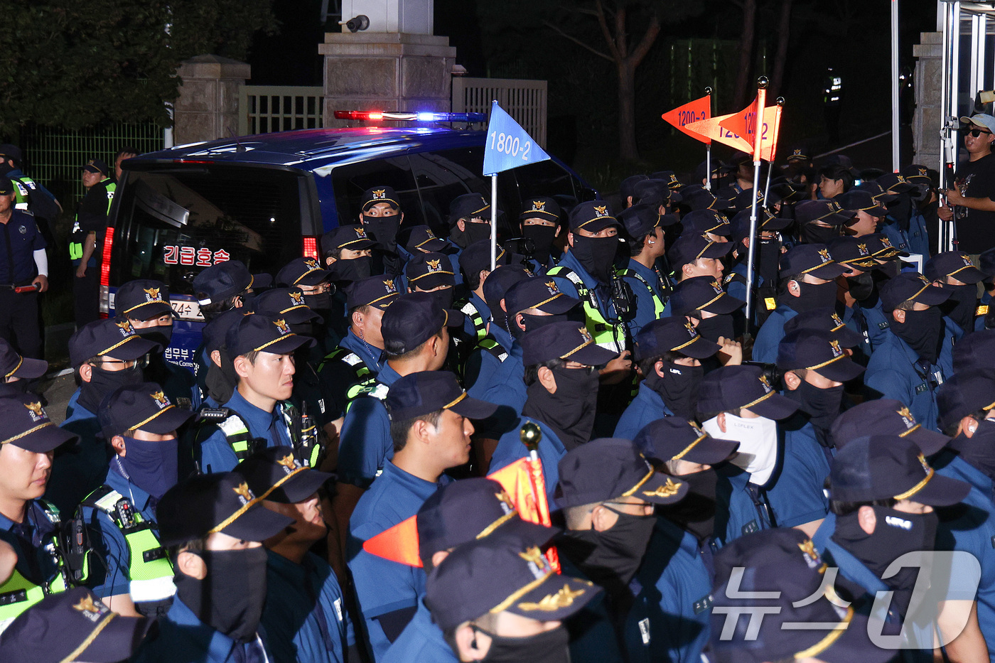 (서울=뉴스1) 신웅수 기자 = 12·3 비상계엄과 관련해 특검의 수사를 받는 윤석열 전 대통령이 두 번째 구속 전 피의자심문(영장실질심사)를 마친 후 호송차를 타고 대기 장소인 …
