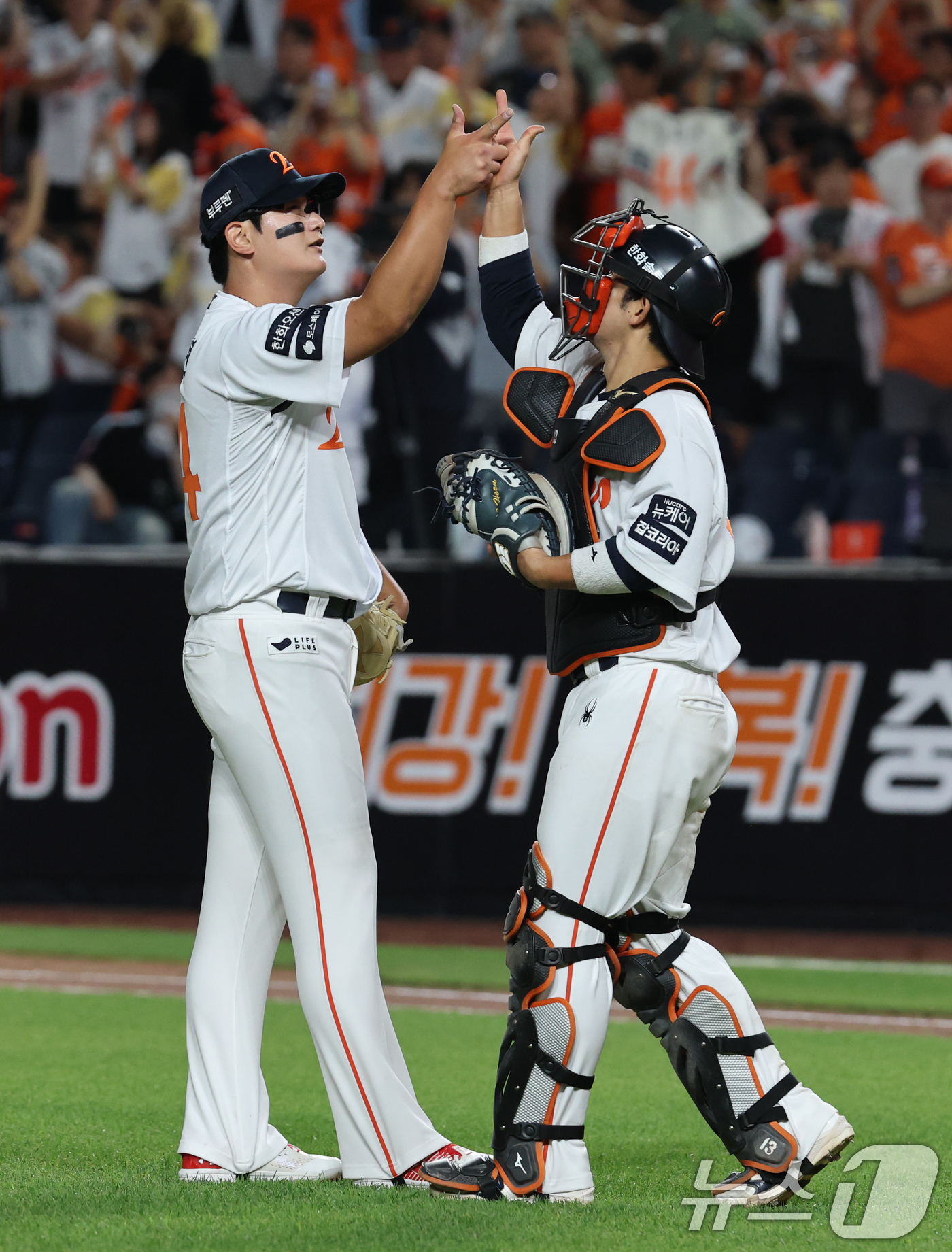 (대전=뉴스1) 김기태 기자 = 9일 오후 대전 한화생명 볼파크에서 열린 프로야구 '2025 신한 SOL뱅크 KBO 리그' 기아 타이거즈와 한화 이글스 경기에서 승리한 한화 투수 …