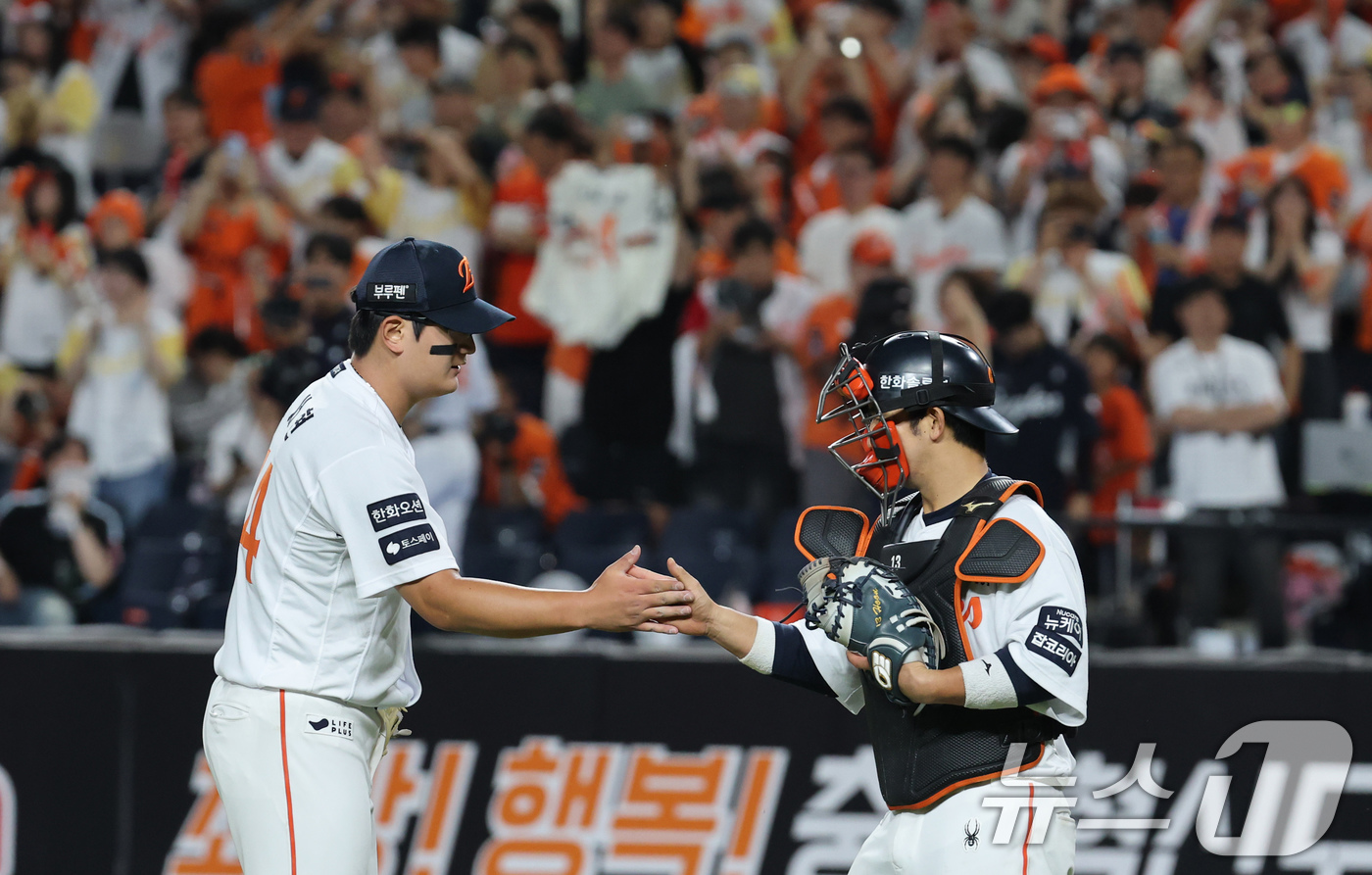 (대전=뉴스1) 김기태 기자 = 9일 오후 대전 한화생명 볼파크에서 열린 프로야구 '2025 신한 SOL뱅크 KBO 리그' 기아 타이거즈와 한화 이글스 경기에서 승리한 한화 투수 …