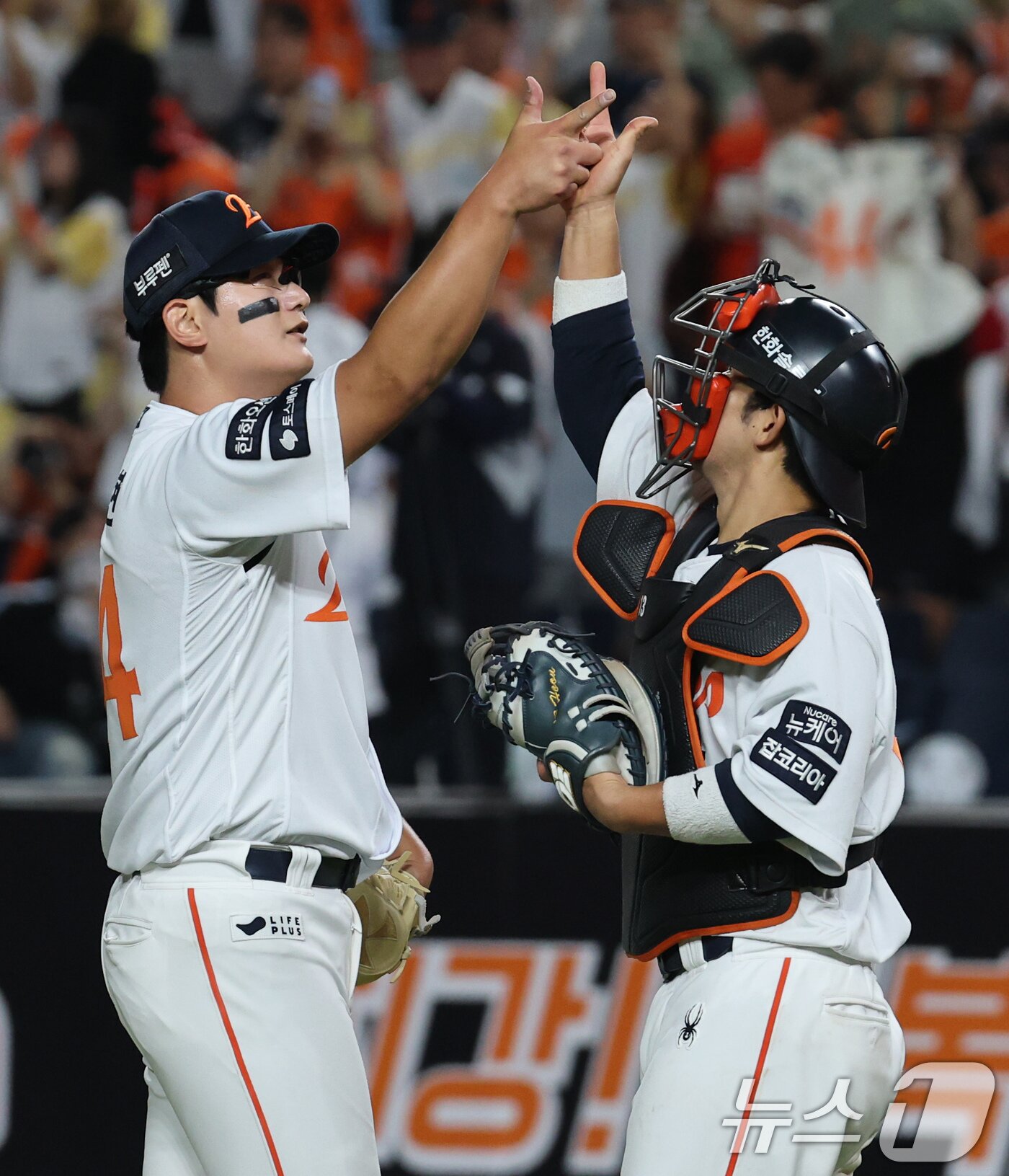 본문 이미지 - 9일 오후 대전 한화생명 볼파크에서 열린 프로야구 &#39;2025 신한 SOL뱅크 KBO 리그&#39; 기아 타이거즈와 한화 이글스 경기에서 승리한 한화 투수 김서현과 포수 최재훈이 기뻐하고 있다. 2025.7.9/뉴스1 ⓒ News1 김기태 기자