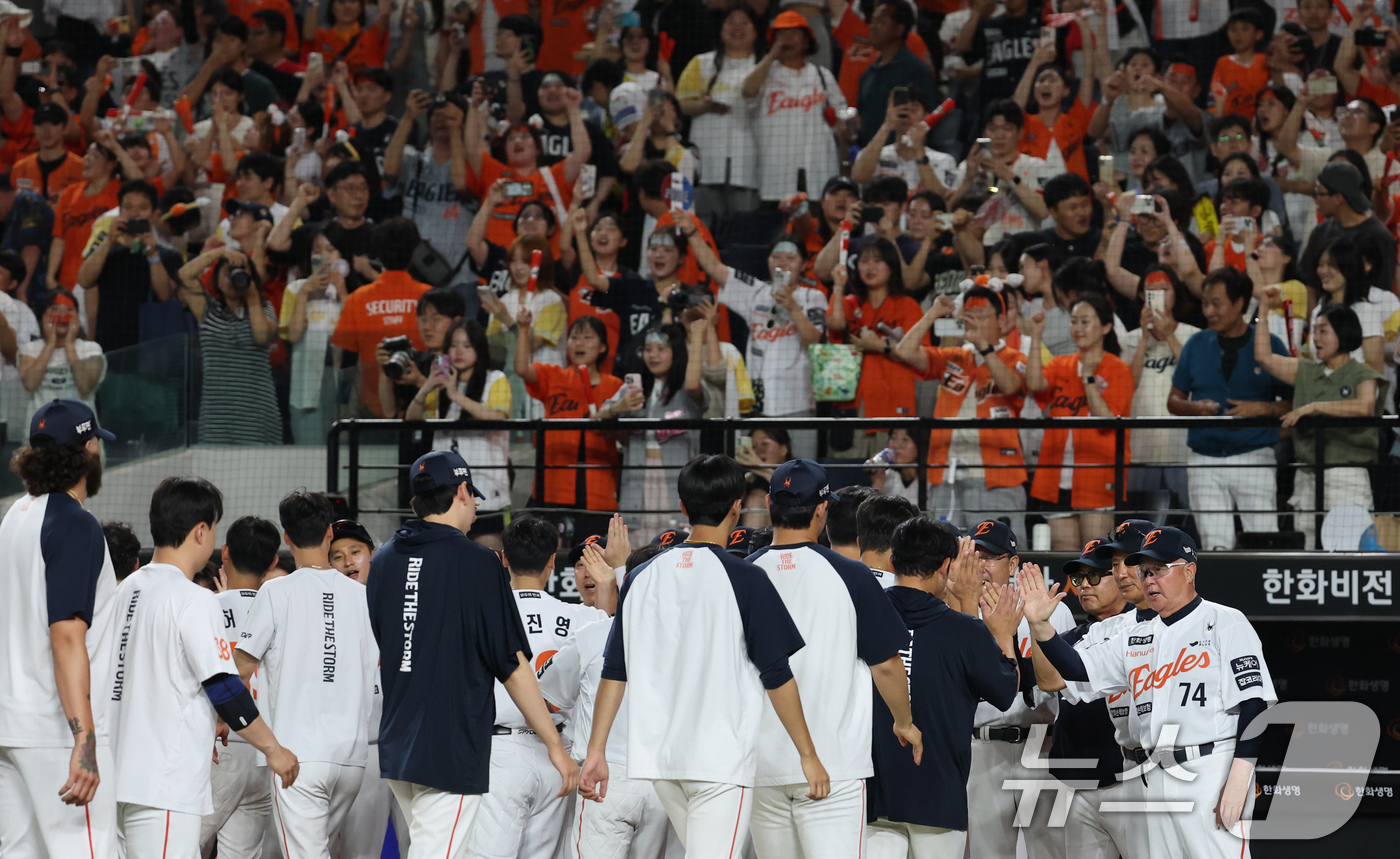 (대전=뉴스1) 김기태 기자 = 9일 오후 대전 한화생명 볼파크에서 열린 프로야구 '2025 신한 SOL뱅크 KBO 리그' 기아 타이거즈와 한화 이글스 경기에서 승리한 한화 김경문 …