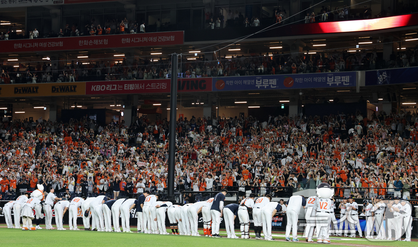 (대전=뉴스1) 김기태 기자 = 9일 오후 대전 한화생명 볼파크에서 열린 프로야구 '2025 신한 SOL뱅크 KBO 리그' 기아 타이거즈와 한화 이글스 경기에서 승리한 한화선수들이 …