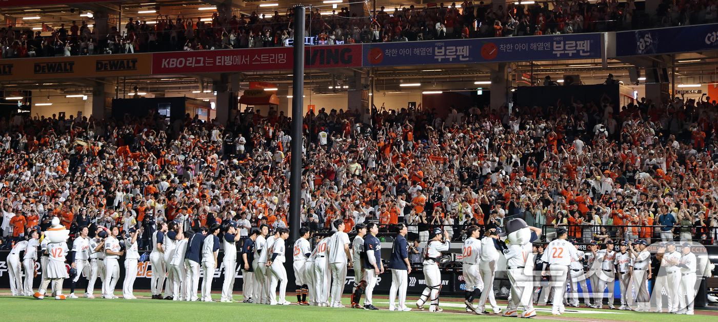 (대전=뉴스1) 김기태 기자 = 9일 오후 대전 한화생명 볼파크에서 열린 프로야구 '2025 신한 SOL뱅크 KBO 리그' 기아 타이거즈와 한화 이글스 경기에서 승리한 한화선수들이 …