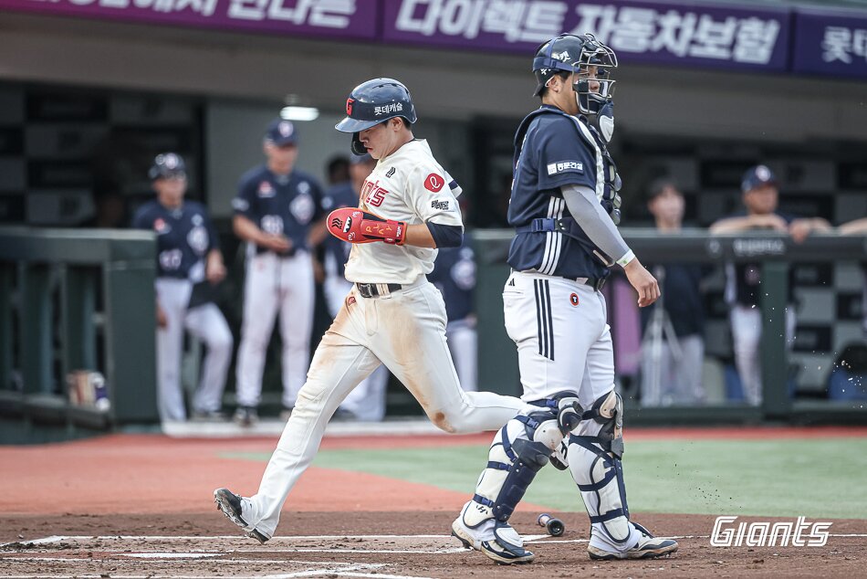 본문 이미지 - 롯데 자이언츠가 9일 부산 사직구장에서 열린 2025 KBO리그 두산 베어스와 홈 경기에서 연장 11회 혈투 끝에 5-4로 승리했다. &#40;롯데 자이언츠 제공&#41;