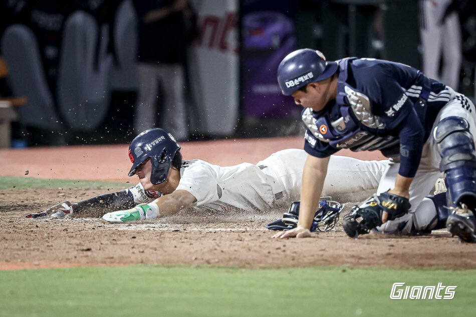 본문 이미지 - 롯데 자이언츠 한태양이 9일 부산 사직구장에서 열린 2025 KBO리그 두산 베어스와 홈 경기에서 9회말 동점 득점을 기록했다. &#40;롯데 자이언츠 제공&#41;