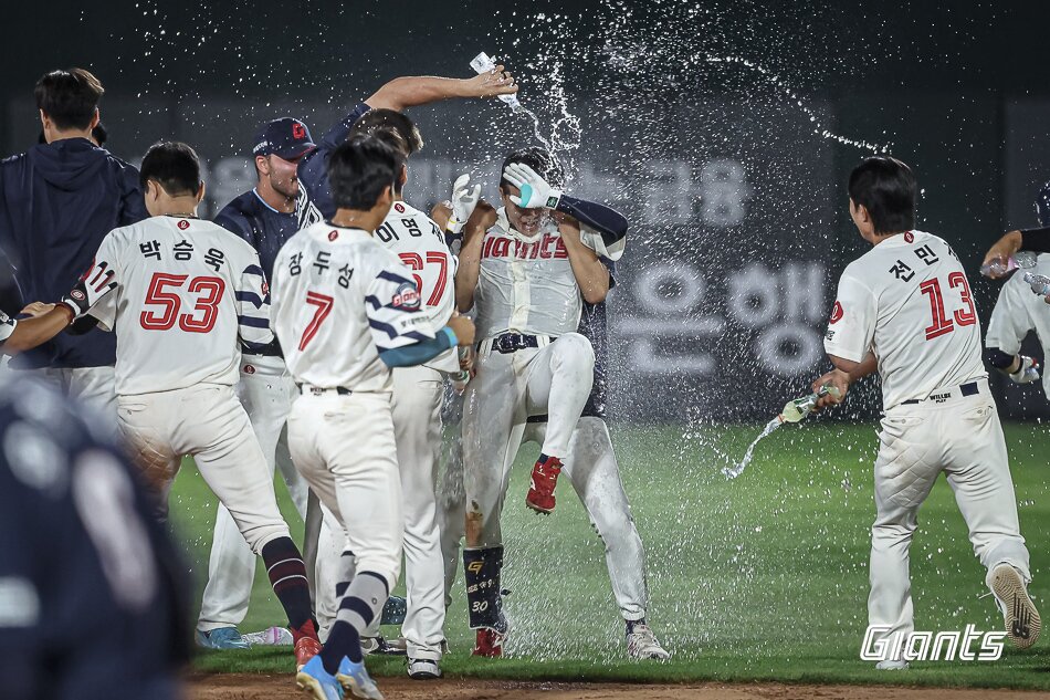 본문 이미지 - 롯데 자이언츠 이호준이 9일 부산 사직구장에서 열린 2025 KBO리그 두산 베어스와 홈 경기에서 연장 11회말 끝내기 안타를 터뜨린 뒤 동료들의 축하를 받고 있다. (롯데 자이언츠 제공)
