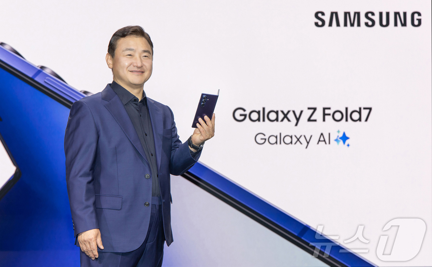 (서울=뉴스1) = 노태문 삼성전자 DX부문장 직무대행 사장이 9일(현지시간) 미국 뉴욕 브루클린 듀갈 그린하우스(Duggal Greenhouse)에서 열린 '갤럭시 언팩 2025 …