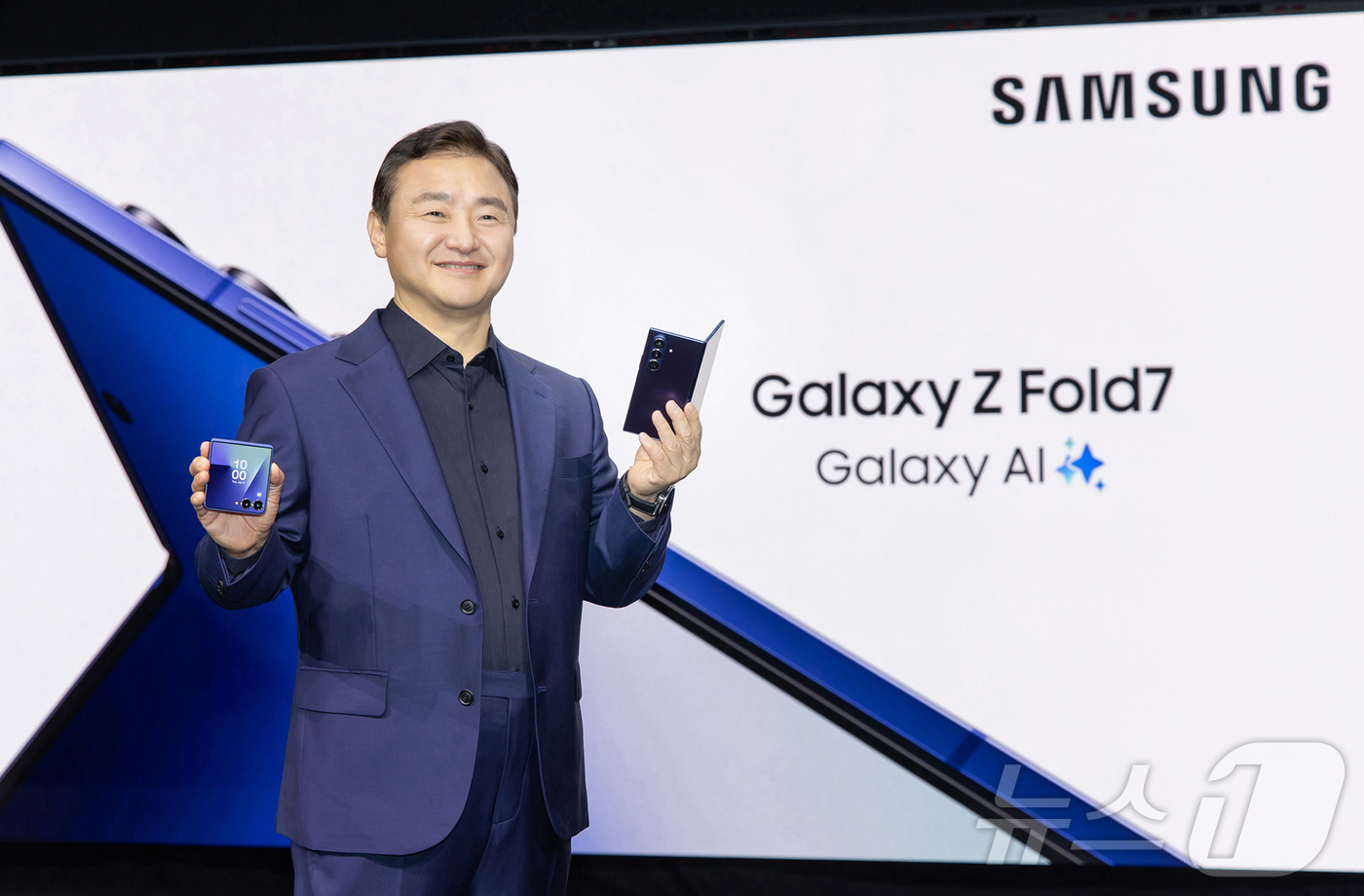 (서울=뉴스1) = 노태문 삼성전자 DX부문장 직무대행 사장이 9일(현지시간) 미국 뉴욕 브루클린 듀갈 그린하우스(Duggal Greenhouse)에서 열린 '갤럭시 언팩 2025 …