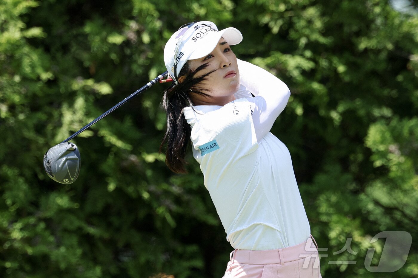 본문 이미지 - 윤이나가 LPGA투어 AIG 위민스 오픈 1라운드에서 공동 4위에 올랐다. ⓒ AFP=뉴스1