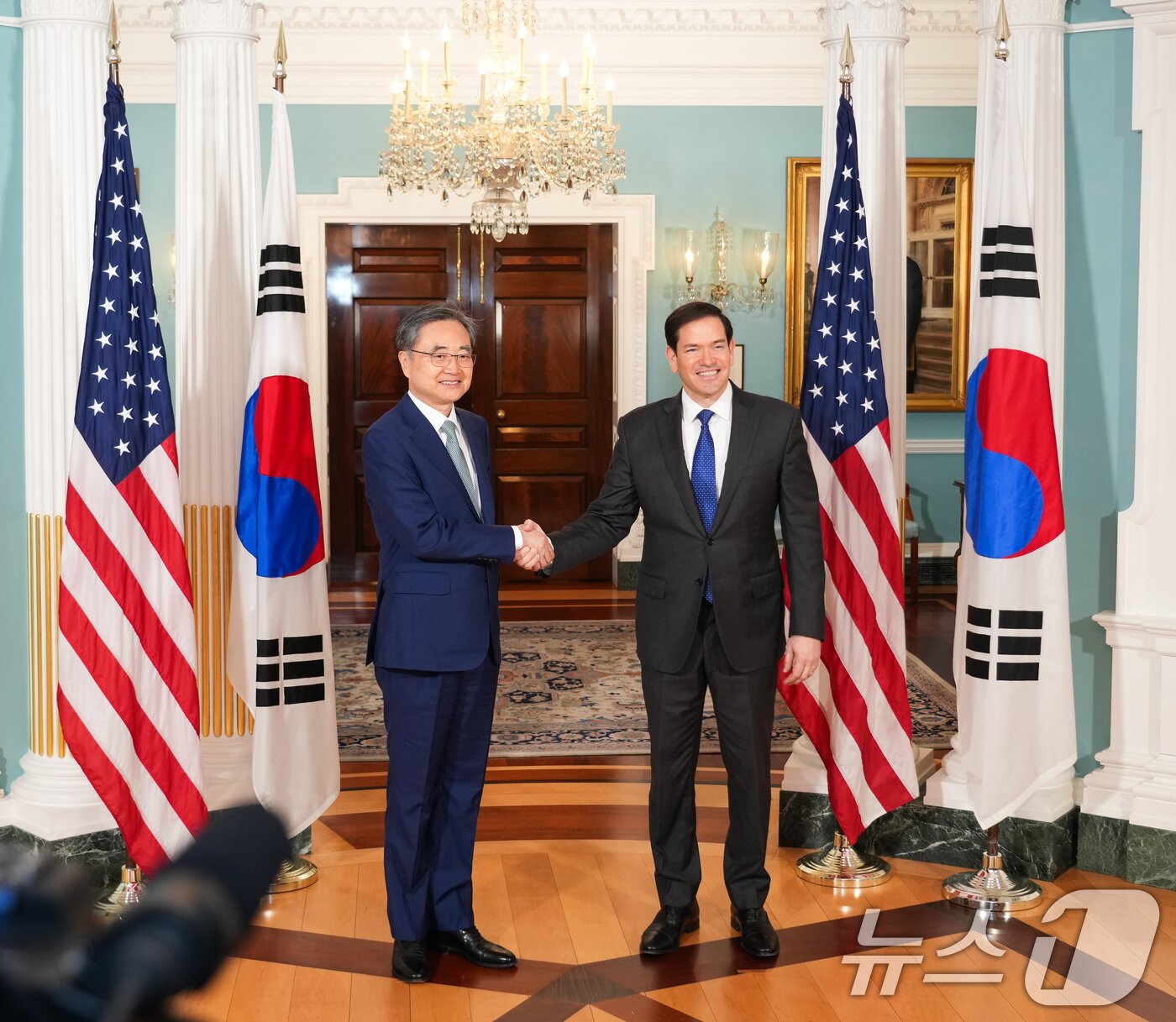 Foreign Minister Cho Hyun shakes hands with U.S. Secretary of State Marco Rubio before their first Korea-U.S. foreign ministers&#39; meeting since taking office, at the State Department in Washington, D.C. on Thursday afternoon. &#40;Photo courtesy of the South Korean Ministry of Foreign Affairs. Resale and DB prohibited&#41; 2025.8.1/News1 © News1 Im Se Young