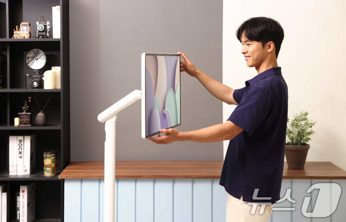 (서울=뉴스1) 이연주 기자 = 삼성전자가 디자인 강화한 이동형 스크린 신제품 '무빙스타일 엣지(Edge)'를 선보이며 소비자 선택의 폭을 넓혔다고 1일 밝혔다.삼성전자 모델이 무 …