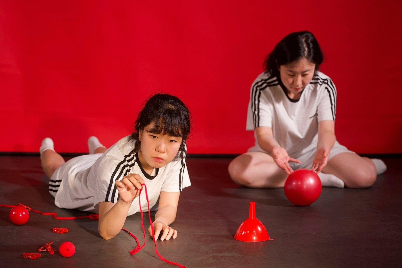 본문 이미지 - 작은극장H가 선보이는 &#39;우리의 빨강&#39;&#40;한국문화예술위원회 제공&#41;