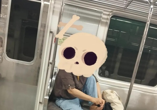 "지하철서 발톱 깎는 승객…그 손으로 과자 먹더라" 경악