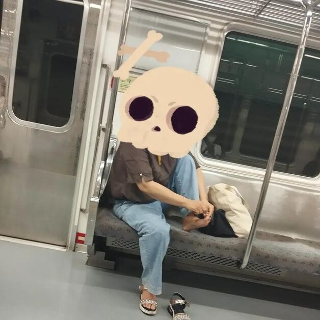 "지하철서 발톱 깎는 승객…그 손으로 과자 먹더라" 경악