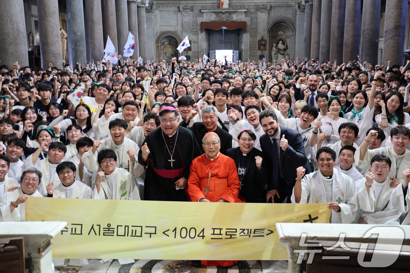(서울=뉴스1) 이연주 기자 = 지난달 31일(현지시간) 이탈리아 로마 성 크리소고노 성당에서 봉헌된 천주교 서울대교구 1004 프로젝트 전체미사 후, 염수정 추기경과 주교·사제단 …