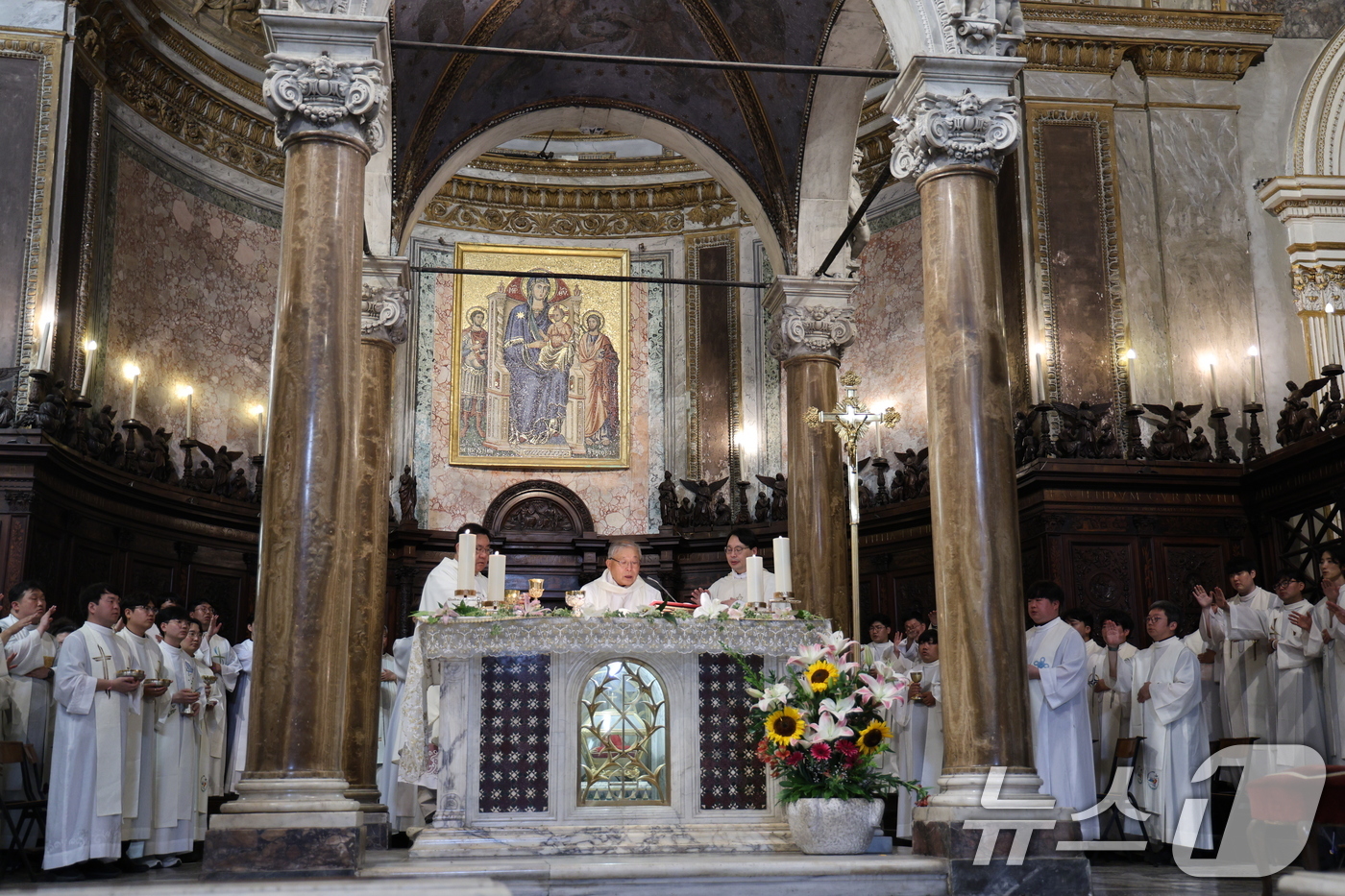 (서울=뉴스1) 이연주 기자 = 천주교 서울대교구 1004 프로젝트 순례단은 7월 31일(현지시간) 이탈리아 로마 성 크리소고노 성당에서 함께 교구 전체미사를 봉헌했다고 1일 밝혔 …