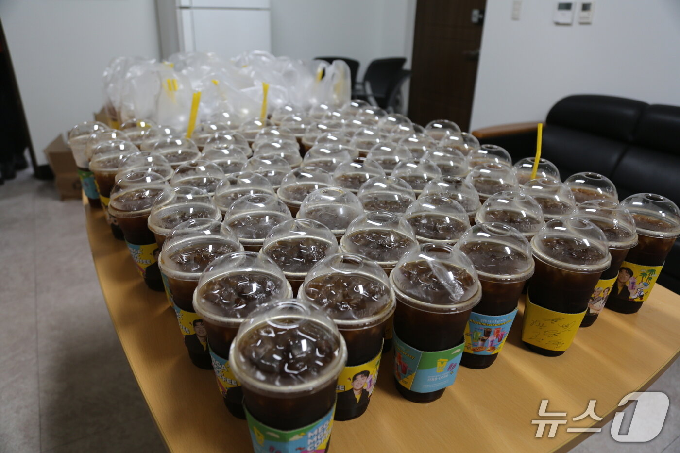 본문 이미지 - 김영진 씨가 천안서북소방서에 기부한 커피 100잔.(천안서북소방서 제공. 재판매 및 DB금지)