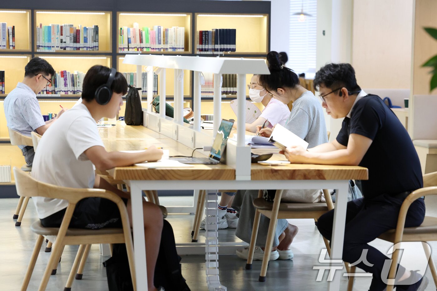 본문 이미지 - 폭염이 이어지고 있는 1일 오전 광주 동구 구립도서관 책정원에서 시민들이 더위를 피해 북캉스를 즐기고 있다. ⓒ News1 이승현 기자