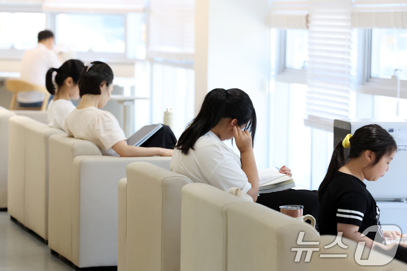 (광주=뉴스1) 이승현 기자 = 폭염이 이어지고 있는 1일 오전 광주 동구 구립도서관 책정원에서 시민들이 더위를 피해 북캉스를 즐기고 있다. 2025.8.1/뉴스1