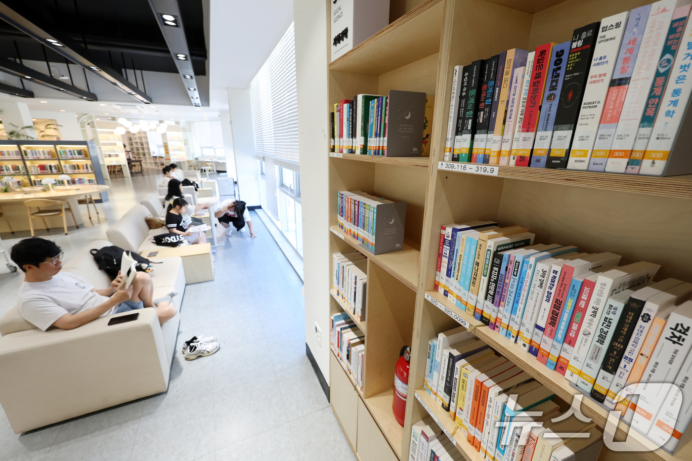 (광주=뉴스1) 이승현 기자 = 폭염이 이어지고 있는 1일 오전 광주 동구 구립도서관 책정원에서 시민들이 더위를 피해 북캉스를 즐기고 있다. 2025.8.1/뉴스1