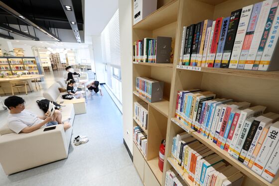 [르포] "징글징글 폭염엔 '북캉스'가 최고"…도서관 오픈런