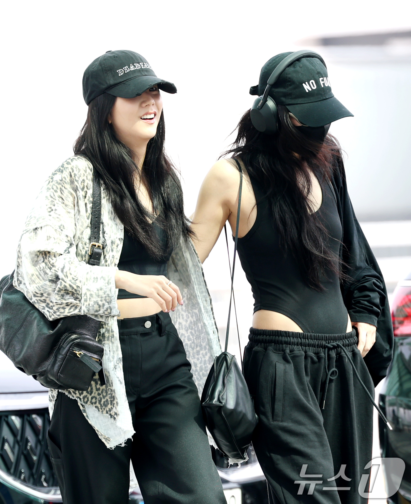 (인천공항=뉴스1) 권현진 기자 = 블랙핑크 지수와 제니(오른쪽)가 1일 오전 해외 일정을 위해 인천국제공항을 통해 프랑스로 출국하고 있다. 2025.8.1/뉴스1