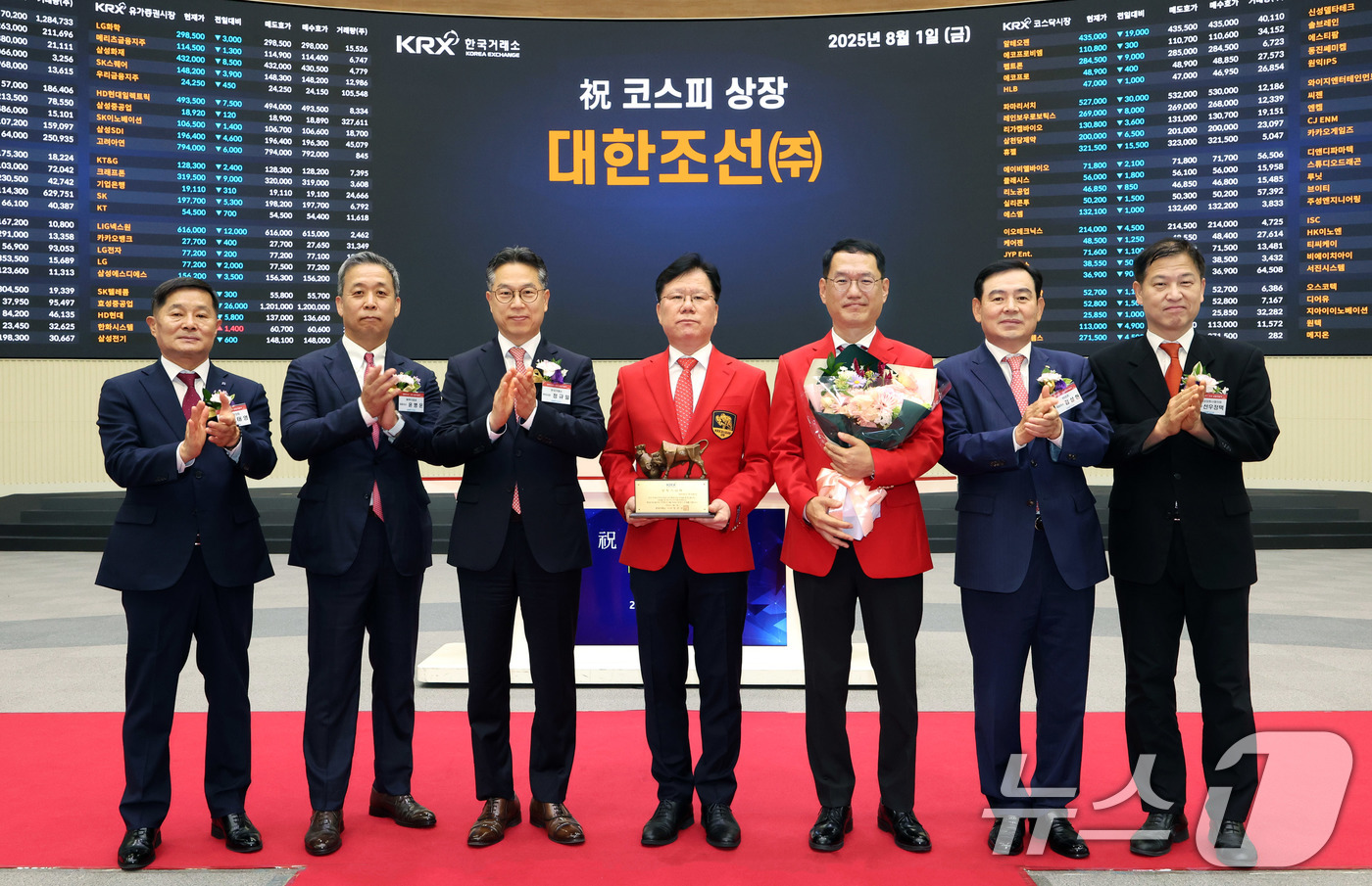 (서울=뉴스1) 이연주 기자 = 1일 서울 영등포구 한국거래소에서 열린 대한조선의 유가증권시장 신규상장기념식에서 양태영 한국IR협의회 회장(왼쪽부터), 윤병운 NH투자증권 대표이사 …