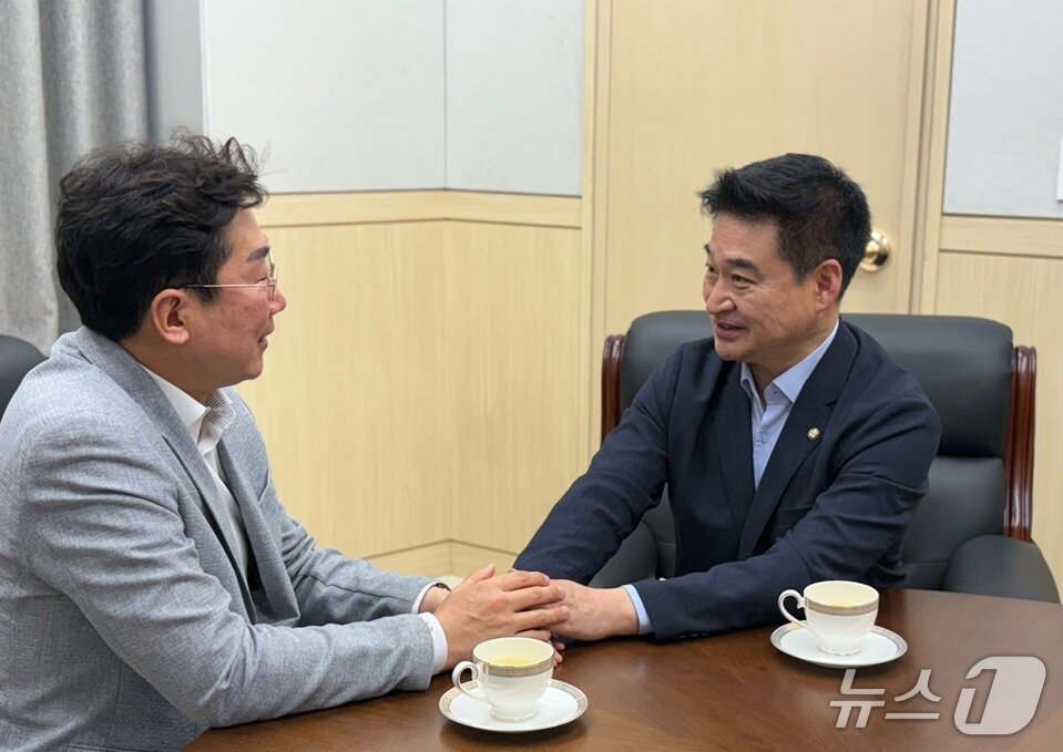 본문 이미지 - 강원 원주시 옛 아카데미극장 철거방해 혐의 등을 받는 &#39;아카데미의친구들 범시민연대&#39;&#40;아친연대&#41; 관계자들에 대한 법원의 선고가 오는 11일 열릴 예정인 가운데, 원강수 원주시장이 지난달 31일 시청 집무실에서 원주 출신의 최혁진 국회의원&#40;무소속·비례&#41;과 이들에 대한 선처 탄원과 관련한 의견을 나눴다. &#40;최혁진 의원실 제공. 재판매 및 DB금지&#41; 2025.8.1/뉴스1