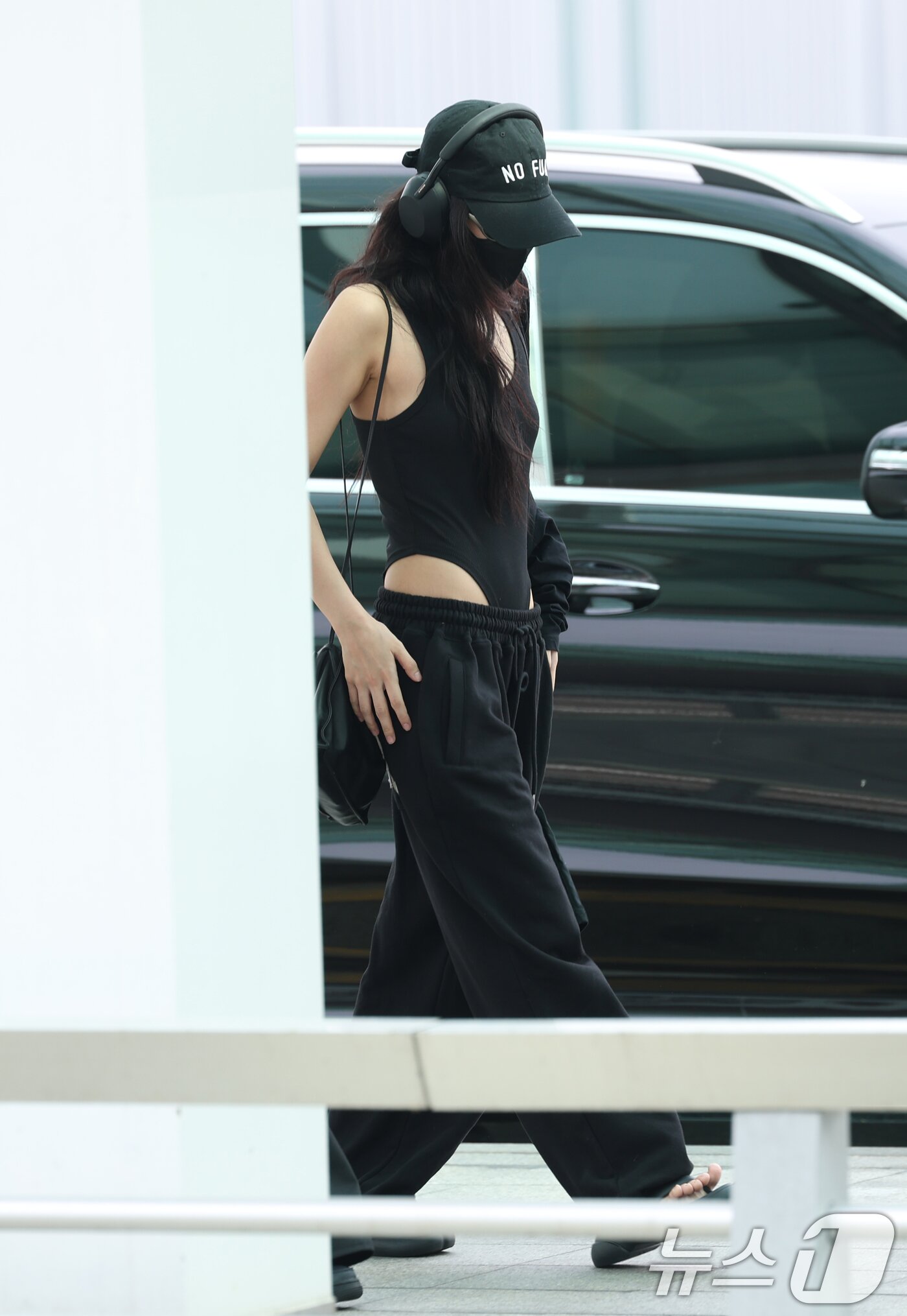 본문 이미지 - 블랙핑크 제니가 1일 오전 해외 일정을 위해 인천국제공항을 통해 프랑스로 출국하고 있다. ⓒ News1 권현진 기자