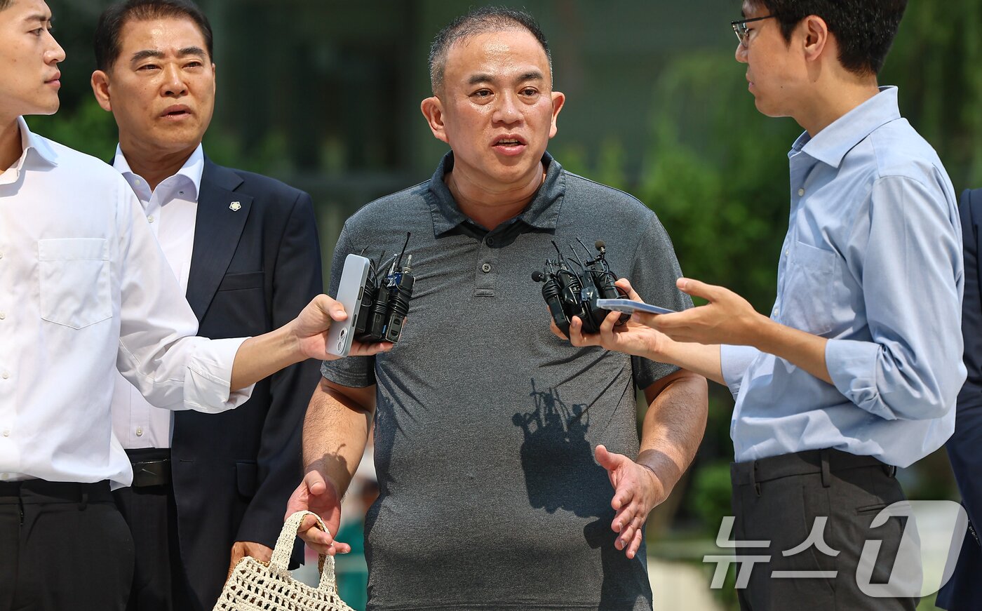 본문 이미지 - 공천개입 의혹을 받는 ‘정치 브로커’ 명태균씨가 1일 서울 종로구에 마련된 김건희 특검팀&#40;특별검사 민중기&#41; 사무실로 조사를 받기 위해 출석하며 취재진 질문에 답하고 있다. 2025.8.1/뉴스1 ⓒ News1 김도우 기자