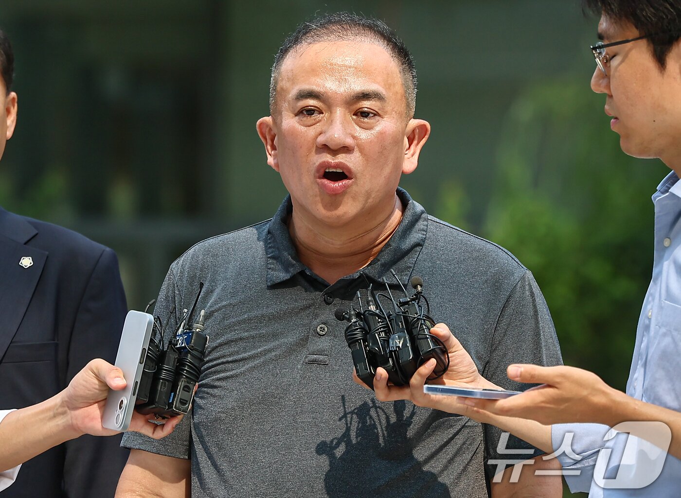 본문 이미지 - 공천개입 의혹을 받는 ‘정치 브로커’ 명태균씨가 1일 서울 종로구에 마련된 김건희 특검팀&#40;특별검사 민중기&#41; 사무실로 조사를 받기 위해 출석하며 취재진 질문에 답하고 있다. 2025.8.1/뉴스1 ⓒ News1 김도우 기자