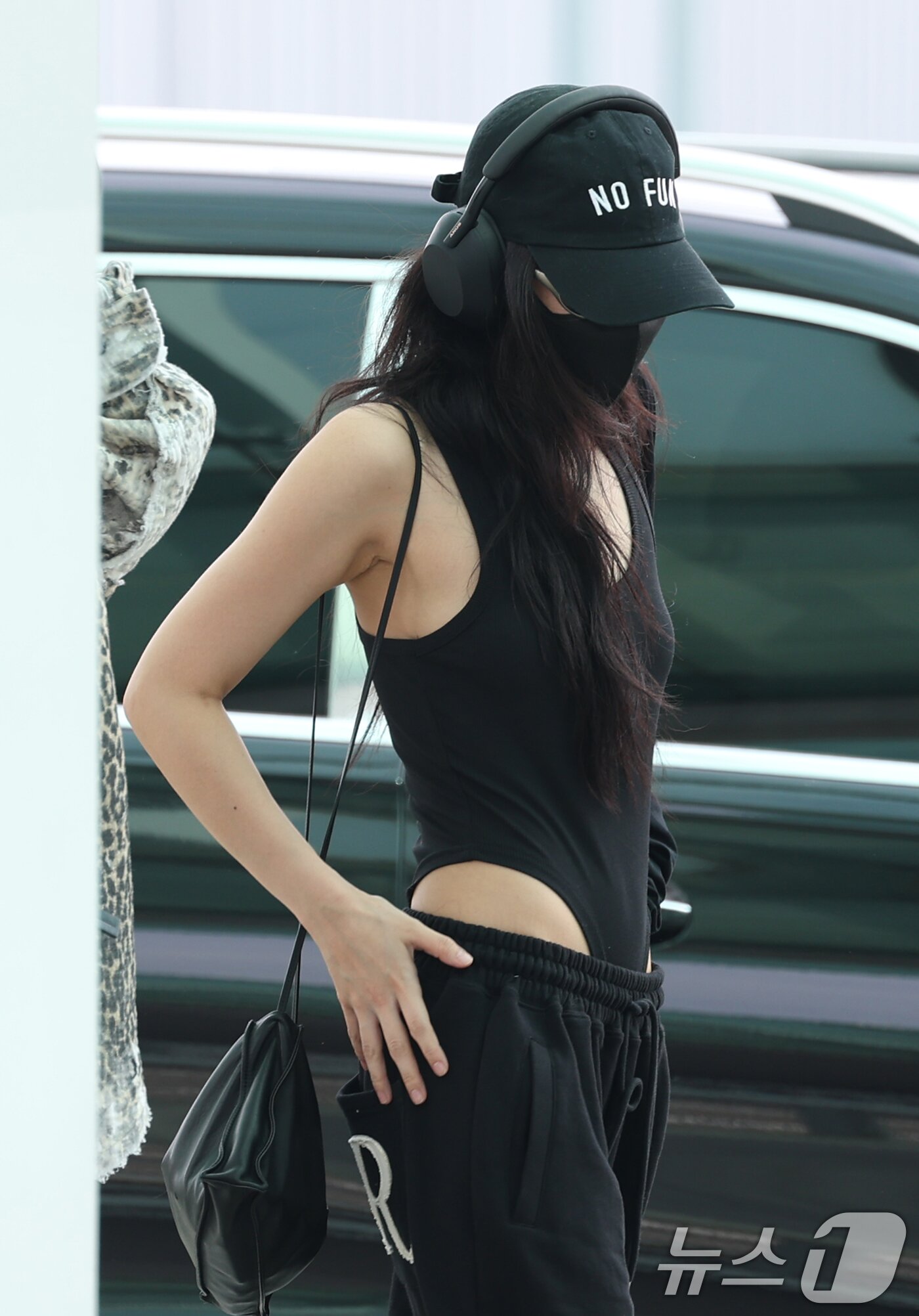 제니, 아찔한 바디수트 공항 패션
