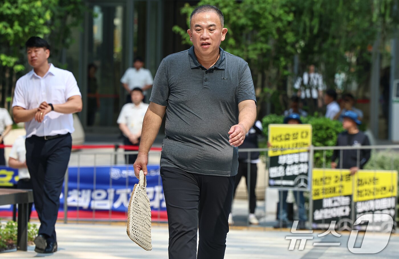 본문 이미지 - 공천개입 의혹을 받는 ‘정치 브로커’ 명태균씨가 1일 서울 종로구에 마련된 김건희 특검팀&#40;특별검사 민중기&#41; 사무실로 조사를 받기 위해 출석하고 있다. 2025.8.1/뉴스1 ⓒ News1 김도우 기자